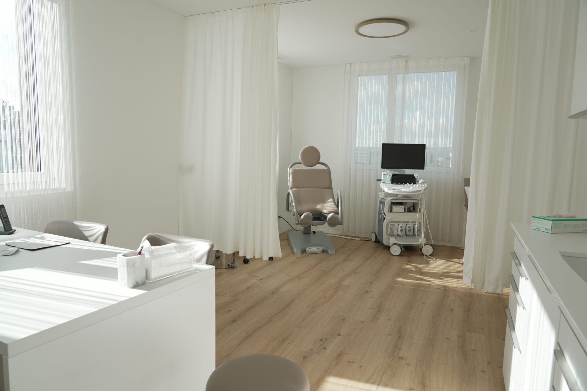 Lichtdurchfluteter Gang im Medport Center