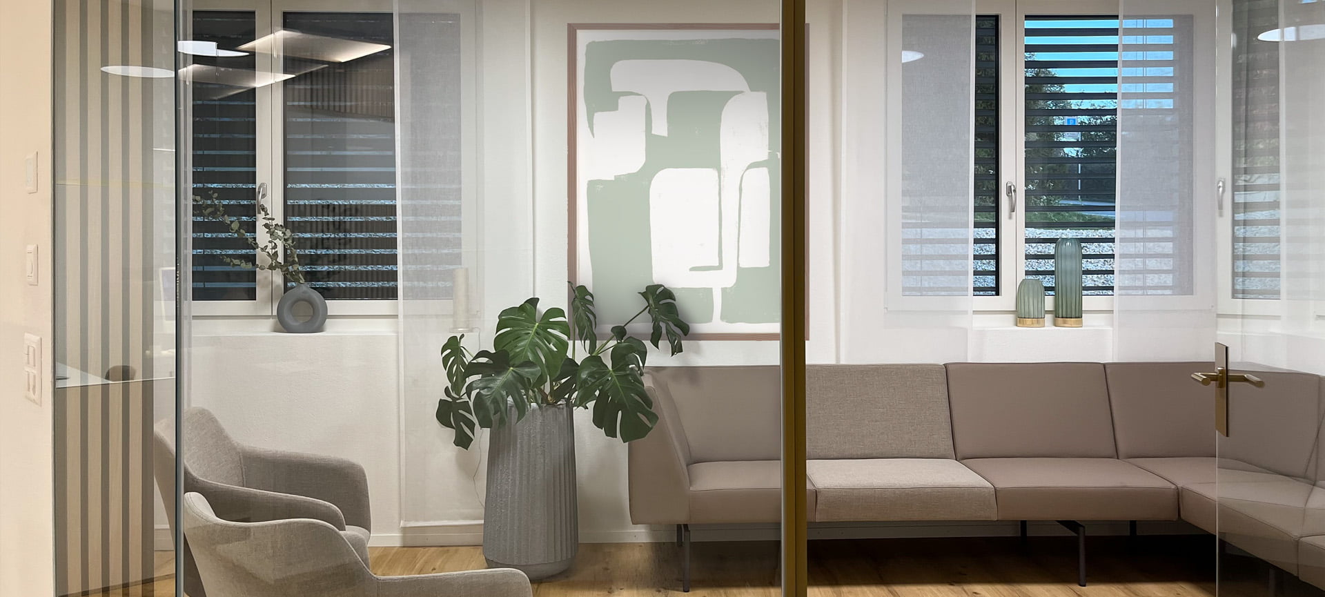 Wartebereich mit Sitzgelegenheiten im Medport Center